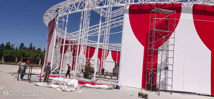 烨兴-新疆喀什马戏团膜结构表演馆进入装膜阶段